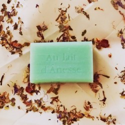 SAPONE NATURALE AL LATTE D'ASINA E MANDORLA DOLCE